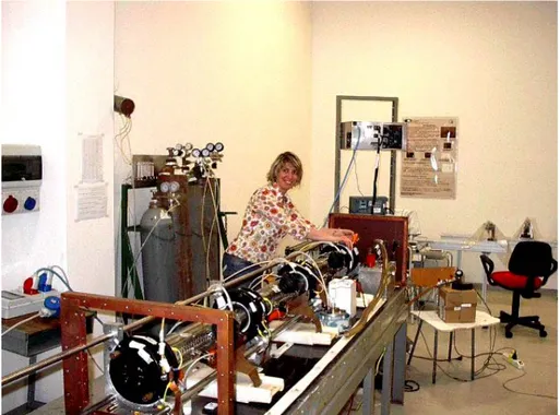 Figura 2.1.3 - Sorgente laser della stazione fissa nell’IR presso i laboratori di  Lamezia Terme- Particolare durante la manutenzione della cavità