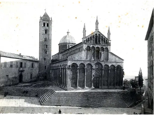 Fig.  29.    Fotografia  ripresa  dagli  archivi  in  cui  è  mostrata  la  conformazione  del  Duomo  prima  dell’anno 1898