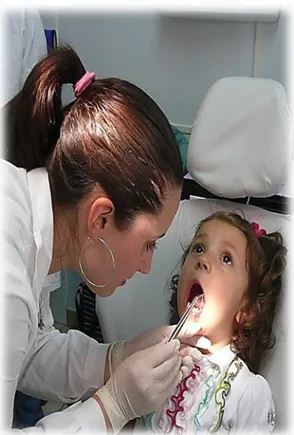 Figura  1:  Immagine  raffigurante  un  prelievo  di  fluido  crevicolare    in  una  bambina 
