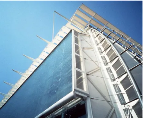 Figura 2.18- Padiglione inglese dell’Expo di Siviglia (Spagna), Ove Arup &amp; Partners, 1992: particolare della parete  vetrata ad est sulla quale scorre acqua per raffrescamento naturale dell'ambiente