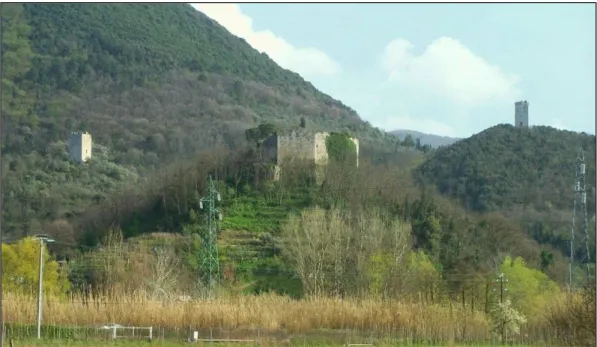 Fig. 5 - Sistema difensivo di Ripafratta. Al centro la Rocca, a destra la Torre Centino, a sinistra  Torre Niccolai