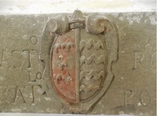 Fig. 19. Stemma scolpito al centro dell’architrave del camino in pietra del XVII  secolo collocato nel corridoio del piano terra