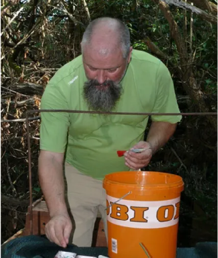 Figura 17: foto dove è visibile il Professor Felicioli che allestisce la siringa-dardo per la cerbottana