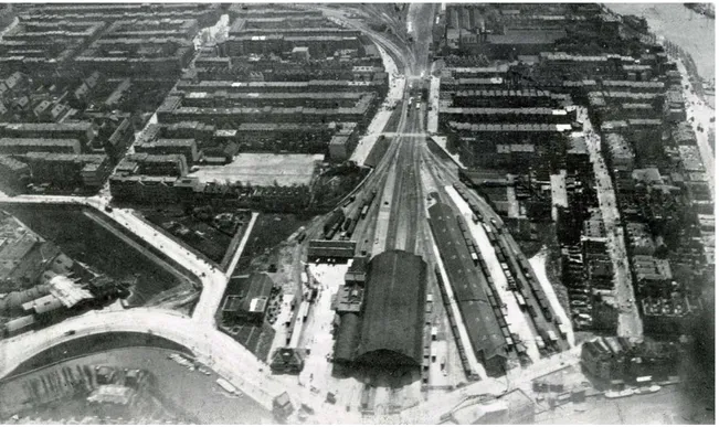 Figura 21. Un’immagine del 1910 della stazione Rhijnspoor che si trovava all'inizio dell’attuale  Wibautstraat.