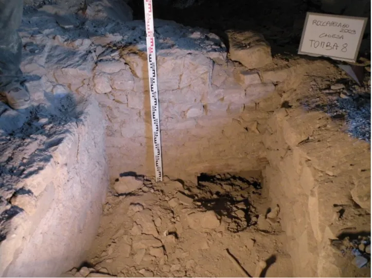 Figura 15 – La tomba 8 in fase di scavo, si intravede il lume dell’accesso che, successivamente alla scala, servì  l’ambiente voltato (foto Barbara Vernia)