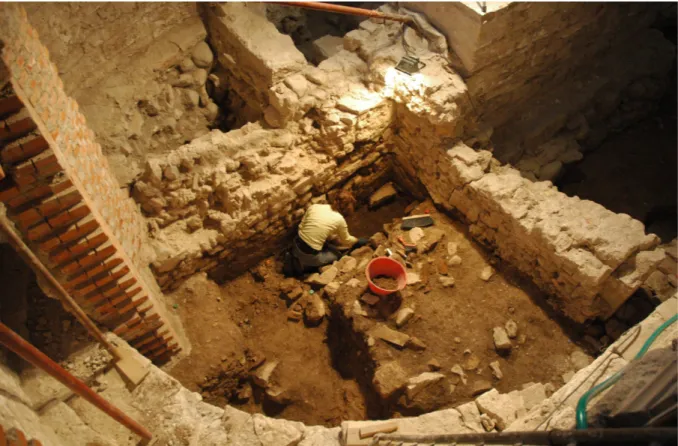 Fig. 1: un'area di scavo ritagliata tra le strutture dell'abside rinascimentale.