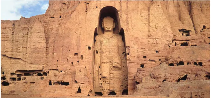 Fig. 1. Bamyan, Afghanistan. Il grande Buddha prima della sua demolizione con le mine, ordinata e compiuta dai Talebani nel marzo  2001 (da Wikipedia).