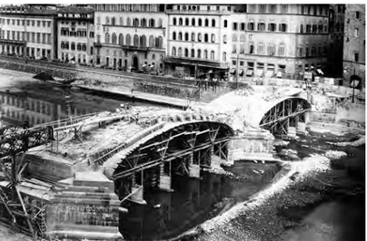 Fig. 2. Firenze, il ponte a Santa Trinita durante la ricostruzione, 1956. 