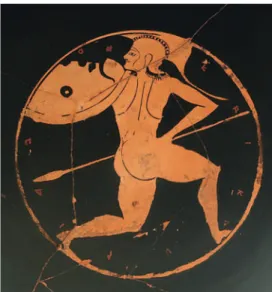 figura di guerriero dipinta all’interno della vasca, al pittore di Epeleios, allievo del più famoso Epitteto dalle cui opere spesso trae ispirazione, e che fu uno dei primi a  utiliz-zare l’innovativa tecnica a figure rosse