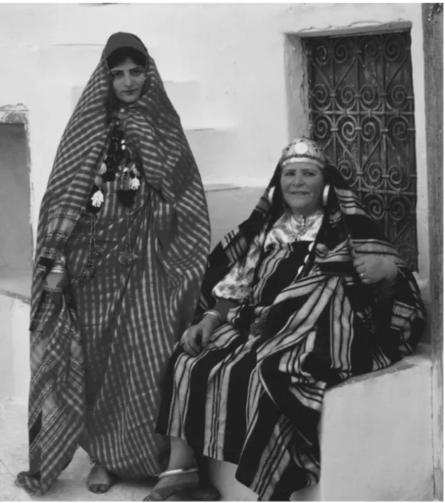 Figure 1.- Vêtements traditionnels de Juives tunisiennes et de Mémé Sarfati 