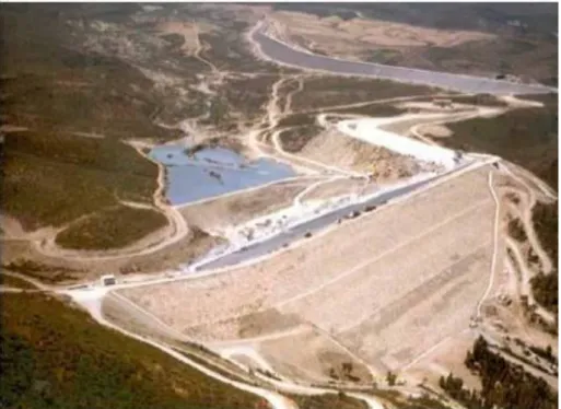 Fig.  7.3  –  Vista  della  dell’argine  di  sbarramento  di  Medau  Zirimilis  a  fine  lavori nell’anno 1991