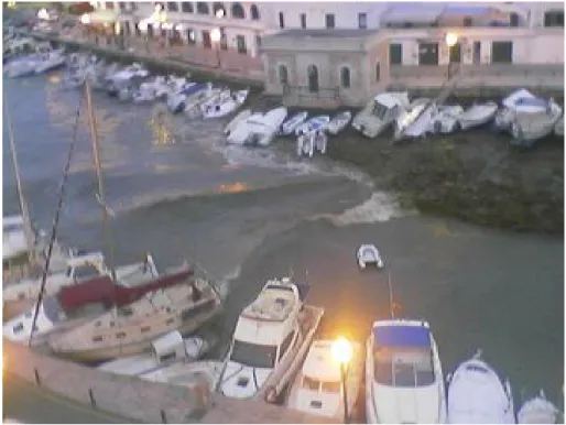 Figura 1.6: 15 giugno 2006, “Rissaga” nel porto di Ciutadella. Pochi minuti dopo il ritiro,  l’onda rientra nel porto (http://ichep.blogspot.com/2006/06/rissaga-ciutadella.html)