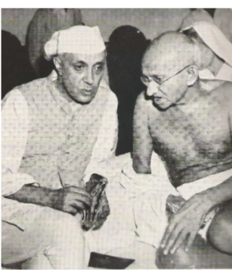 Fig. 7 La famiglia Nehru: In piedi (da sin. a ds.):Jawaharlal Nehru, Vijaya   Lakshmi Pandit, Krishna Hutheesingh, Indira Gandhi e Ranjit Sitaram Pandit