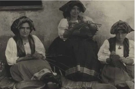Figura 2. Eva Mameli, en el centro, con traje tradicional de Cerdeña (Biblioteca Cívica de San  Remo, Álbum 1 - Inventario 53: autorización 18/10/2019).