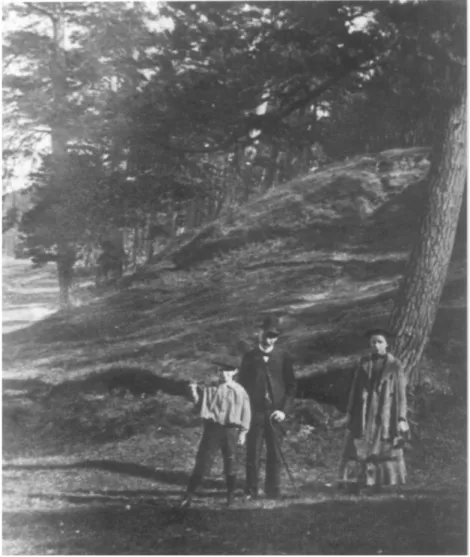 Figura 3.1 Max Planck, la prima moglie e il figlio Erwin durante una passeggiata nel Grunewald, la foresta ai margini di Berlino