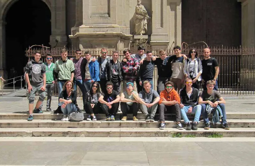 Foto di gruppo della classe VB GAT   alla Catedral de la Encarnaciòn di Granada