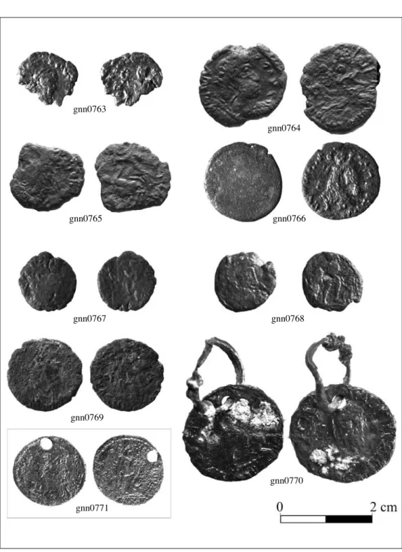 Fig. 3. Monete tardoantiche dalla catacomba di s. Gennaro a napoli (aicc, foto nn. 1218-1219 [gnn0771  non in scala] e fotografie di a.M