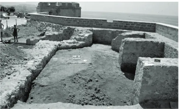 Figura 12: Bastione San Giacomo. A destra il bastione settecentesco con, al centro, il riempimento in corso  di scavo (1998)