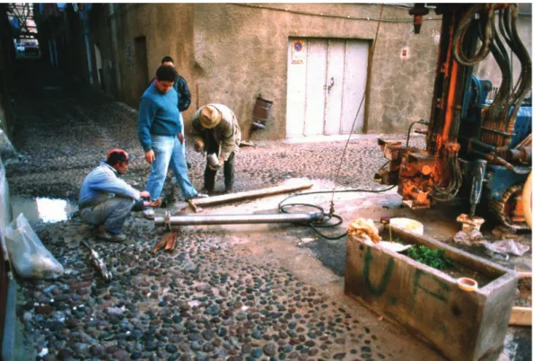 Figura 16: operazioni preliminari alle prospezioni meccaniche in piazza Santa Croce. Inverno 1997.