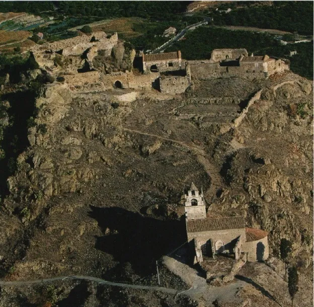 Fig 7.6 -Veduta del Castello e della chiesa del SS. Crocifisso prima della ristrutturazione