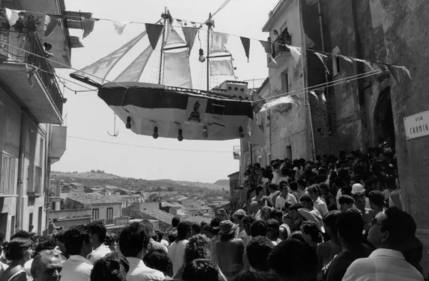 Figura 3. Gioiosa Jonica (Reggio Calabria). Festa di San Rocco (foto V. Teti, 1986).