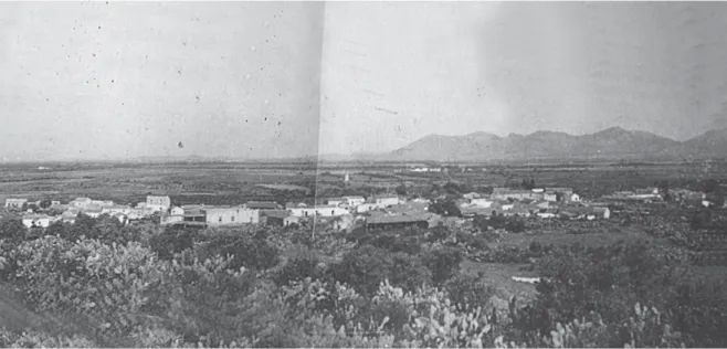 Figura 5. Palmas Suergiu (Carbonia-Iglesias). Una panoramica del paese scomparso scattata dal monte di Palmas, poco  prima della demolizione avvenuta nell’aprile del 1964 (Archivio privato famiglia Locci).