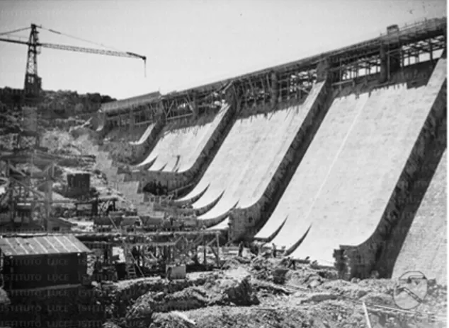 Figura 6. Il cantiere di costruzione della diga di Monte Pranu  nei pressi della borgata di Palmas (Archivio dell’Istituto  Luce)