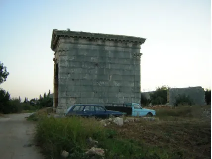 Fig. 11. Elaiussa Sebaste. Veduta di  una delle tombe a tempio conservate  all’interno della necropoli e oggi  parzialmente adibita a deposito agricolo  (foto E