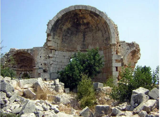 Figura 3. Korikos. Una delle basiliche in rovina, appartenenti al borgo che, in età bizantina e islamica, viene costruito nei  pressi delle rovine della città ellenistico-romana (foto E