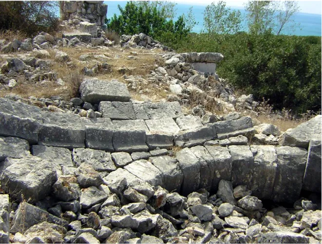 Figura 5. Akkale. Particolare del crollo primario delle strutture appartenenti al palazzo bizantino, oggi abbandonato come  tutto il borgo in cui è inserito (foto E