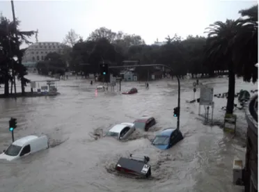 Figura 2. Genova, il torrente Bisagno nella zona  di piazza Verdi davanti alla stazione ferroviaria di  Brignole durante l’alluvione dell’ottobre 2014 (da  Morigi 2014).