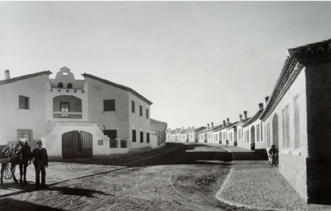 Figura 10. Una strada del nuovo Belchite in fase di costruzione, 1943 (Dirección General de Regiones Devastadas, Archivo  General de la Administración).