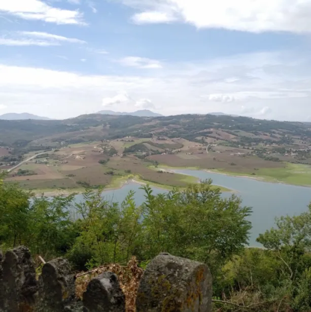 Figura 12. Il lago bacino di Conza e sullo sfondo i rilievi dell’Appennino Campano (foto B.G