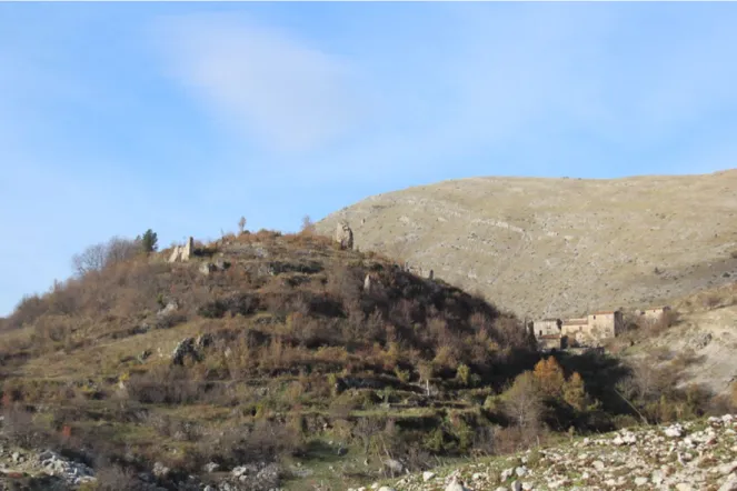 Figura 2. Frattura Vecchia, frazione di Scanno (L’Aquila). Veduta dei resti dell’antico insediamento, disposto su una collina alle  pendici del monte Genzana, gravemente danneggiato dal sisma del 1915 e successivamente abbandonato