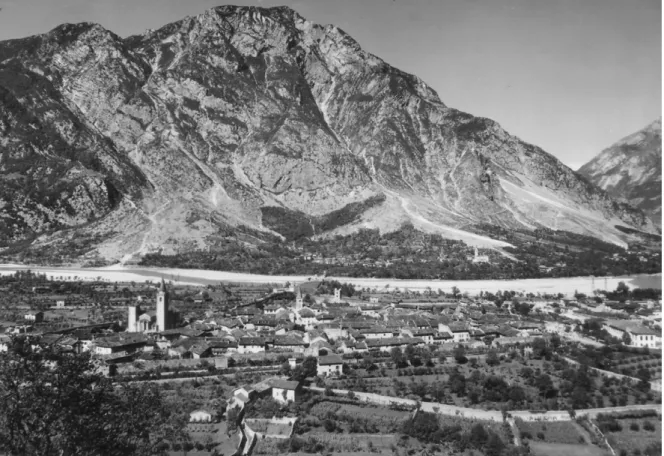 Figura 1. Venzone (Udine). Panorama di prima del terremoto del 1976 (collezione privata).