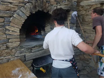 Figura 10. Il forno restaurato di Paraloup  con un workshop di autocostruzione 