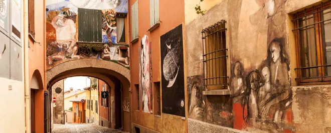 Figura  2.  Dozza  (Bologna),  Murales  (©  Ivan  Riccardi),  https://www.myitaly.com/blog/dozza-dove-i-murales-raccontano- https://www.myitaly.com/blog/dozza-dove-i-murales-raccontano-storie/ (ultimo accesso 4 giugno 2020).