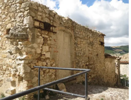 Figura 4. Abitazioni  dismesse e parzialmente  crollate nel rione  Calabria a Deliceto (foto  G