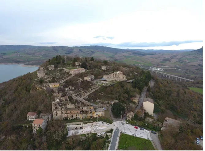 Figura 5. Rapporto tra l’antica Compsa e il paesaggio (foto da drone di M. Facchini 2018).