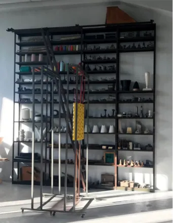 Figura 1. Collezione di oggetti conservati nello studio di  AFF a Berlino (foto A. Rosellini, 2018).