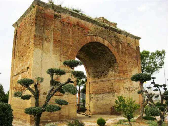 Figura 22. Canosa, Arco di Terenzio Varrone in una veduta attuale (foto V. Basile).