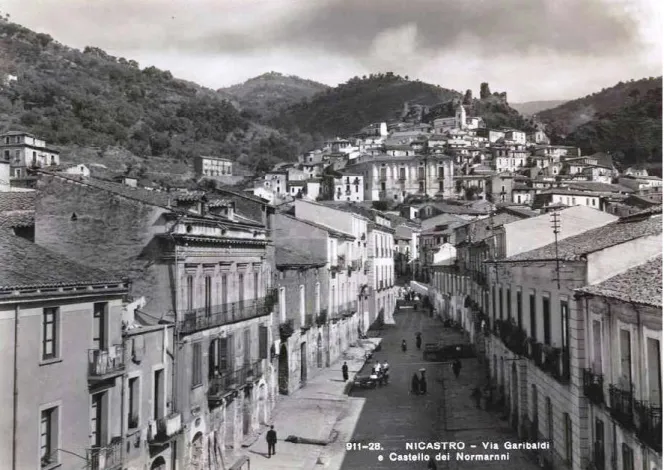 Figura 10. Nicastro. Via Garibaldi e Castello dei Normanni, fotografia della prima metà del XX secolo (collezione privata).