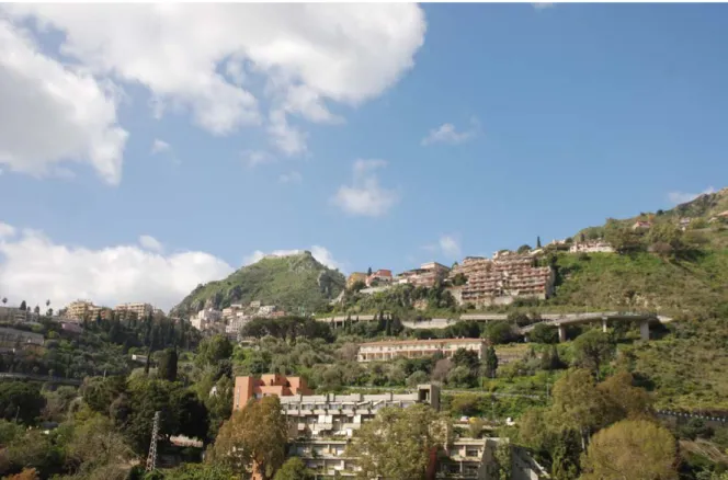 Figura 8. Taormina, Veduta della città dal torrente Letojanni (foto F. Passalacqua).
