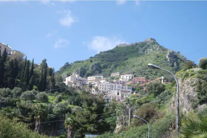 Fig. 10. Taormina, Veduta della città dal torrente Letojanni (foto F. Passalacqua).