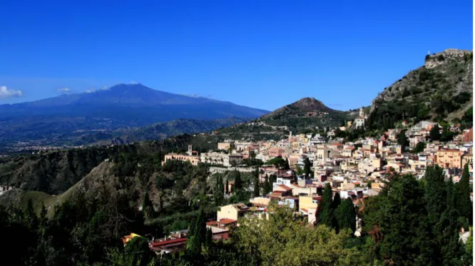 Figura 12. Taormina, veduta della città e dell’Etna sullo sfondo (https://commons.wikimedia.org/wiki/File%3AMt_Etna_