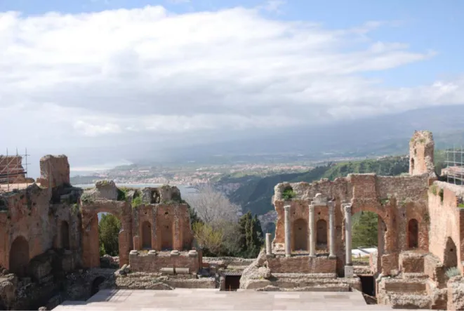 Figura 18. Taormina, teatro antico, veduta del proscenio (foto. F. Passalacqua).