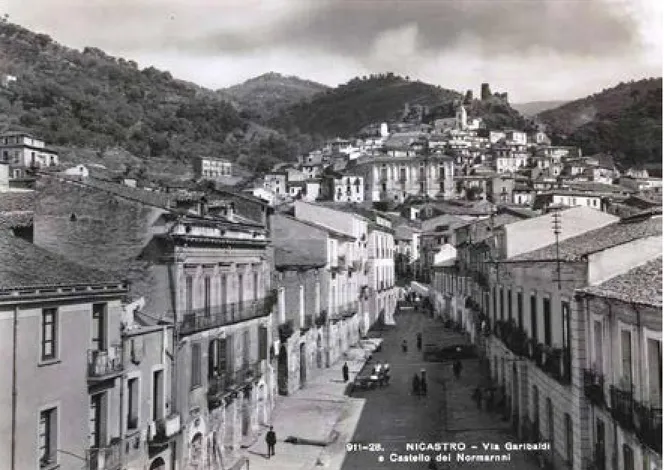 Figura 10. Nicastro. Via Garibaldi e Castello dei Normanni, fotografia della prima metà del XX secolo (collezione privata).