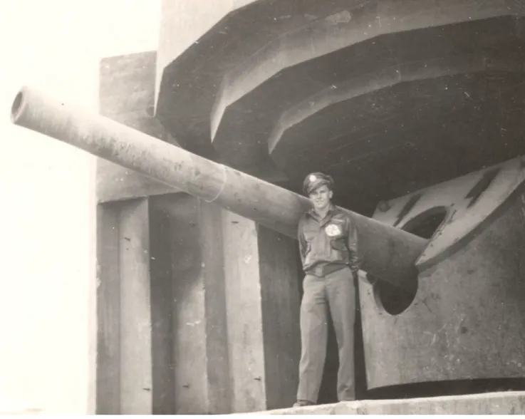 Figura 1. Viserba (RN). Loren E. Hintz, pilota americano membro  dell’U.S. Army Air Corp all’interno del bunker tedesco 