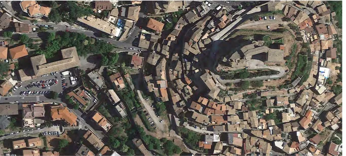 Figura 1. Subiaco, la Casa della Missione e la Rocca Abbaziale in una vista satellitare del settore settentrionale del centro  storico (da Google Earth, 2017).