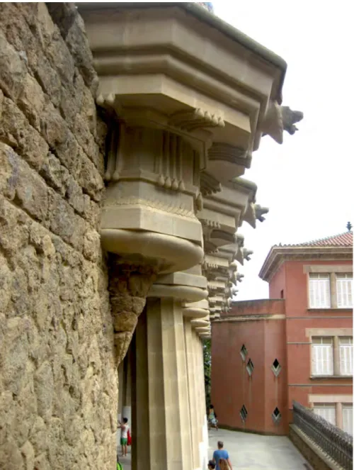 Figura 5. Barcelona, Parque  Güell. La relación entre la  columna y el entablamento  (foto S